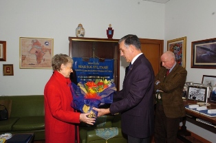 Ammiraglio MAGARELLI (Segr. ANMI) fa dono alla Signora Irene Birindelli di  un mazzo di fiori